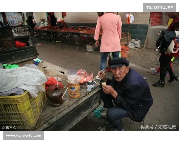 牛群年迈生活现状不忍直视:孤独老人住破旧小区,冷漠面对镜头 牛群年迈生活现状不忍直视:孤独老人住破旧小区,冷漠面对镜头