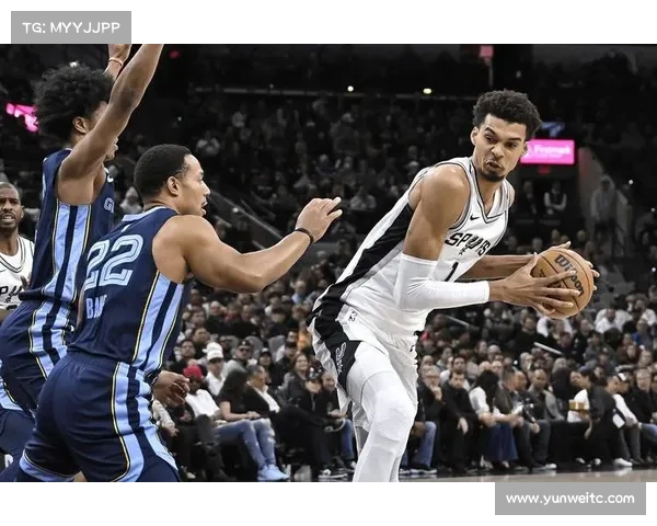 马刺队赢得关键比赛,继续向季后赛迈进 马刺队赢得关键比赛,继续向季后赛迈进